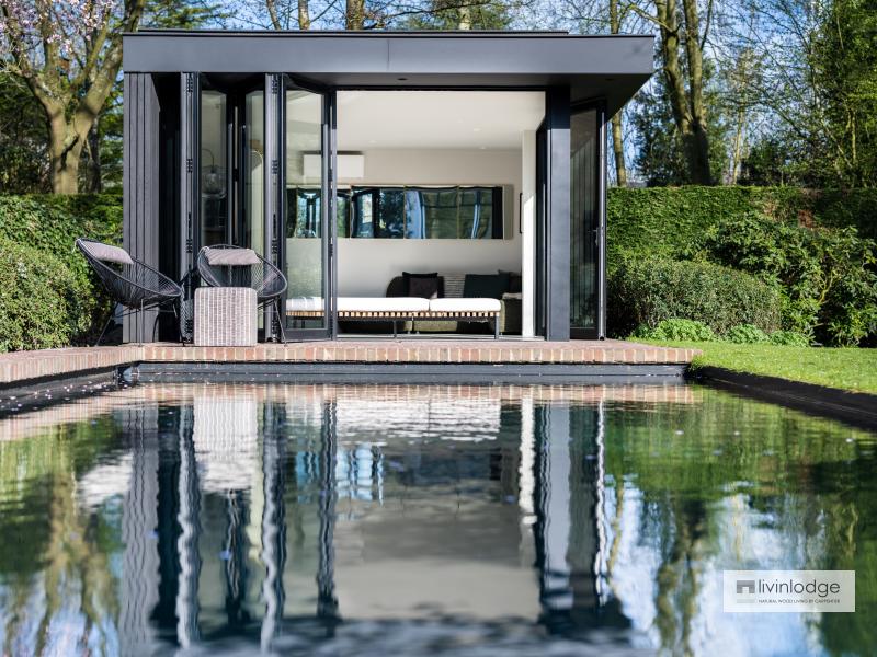 Strak houten bijgebouw als poolhouse Strak houten bijgebouw als poolhouse