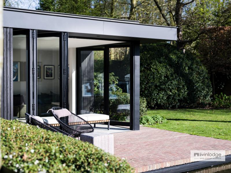 Zwart aluminium en zwart hout harmoniëren perfect samen Zwart aluminium en zwart hout harmoniëren perfect samen