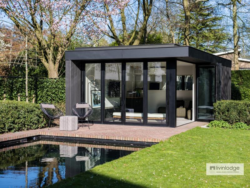 Moderne poolhouse met grote raampartijen Moderne poolhouse met grote raampartijen
