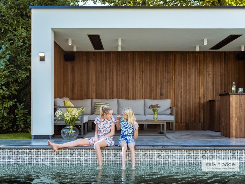 Moderne poolhouse in hout en witte crepi te Schoten | Houten bijgebouwen op maat Moderne poolhouse in hout en witte crepi te Schoten | Houten bijgebouwen op maat