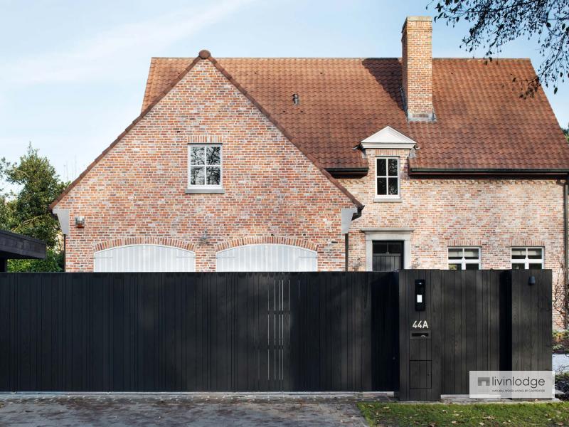 Moderne schuifpoort met zwarte afwerking Moderne schuifpoort met zwarte afwerking
