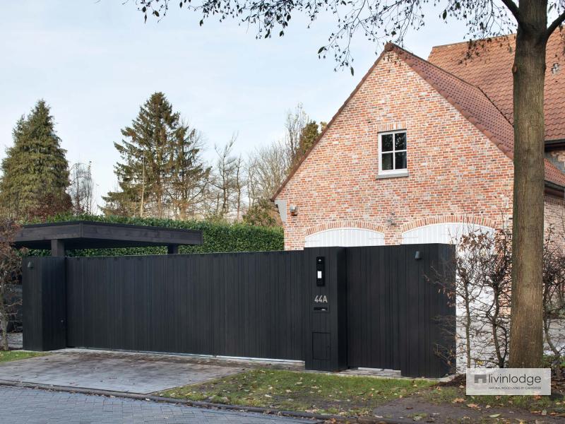 Moderne schuifpoort met zwarte afwerking | Livinlodge Moderne schuifpoort met zwarte afwerking | Livinlodge