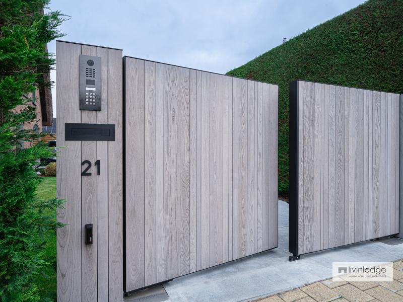 Portail battant moderne revêtu de frêne thermo-traité en différentes largeurs Portail battant moderne revêtu de frêne thermo-traité en différentes largeurs