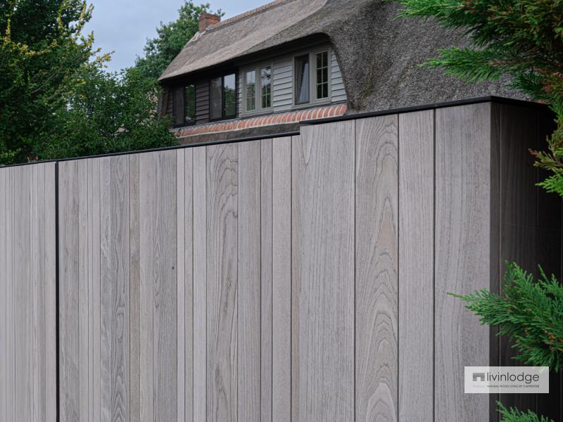 Portail moderne en bois pour une maison traditionnelle au toit de chaume Portail moderne en bois pour une maison traditionnelle au toit de chaume