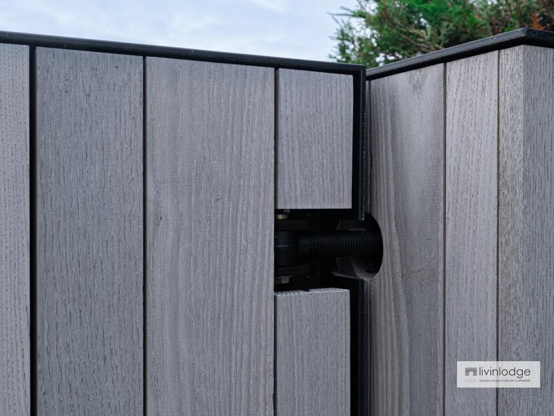 Détail de portail en bois avec des poteaux imposants Détail de portail en bois avec des poteaux imposants