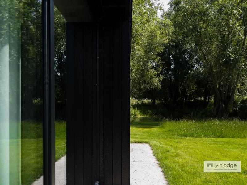 Moderne aanbouw in houtskelet met weids zicht op de omringende natuur Moderne aanbouw in houtskelet met weids zicht op de omringende natuur