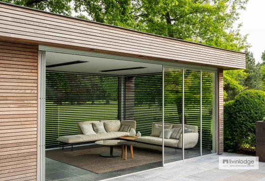 Moderne tuinkamer als poolhouse met open zicht op omgeving