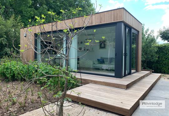 Houten tuinkantoor met bijhorend terras Houten tuinkantoor met bijhorend terras