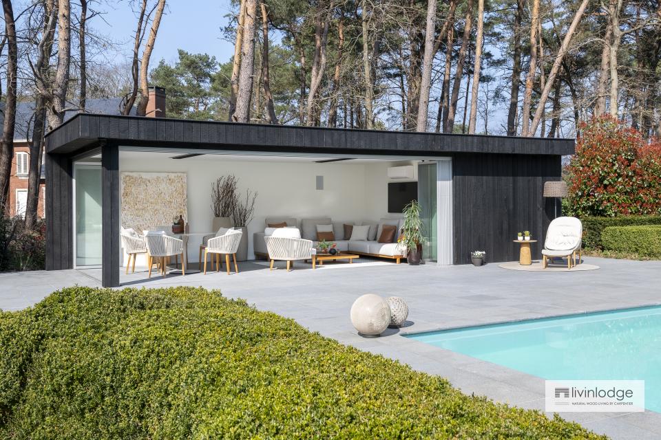 Comfortabele moderne poolhouse in gebrand hout Comfortabele moderne poolhouse in gebrand hout