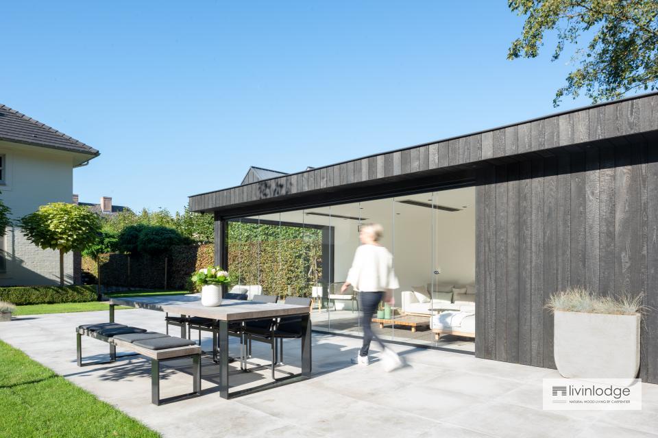 Modern bijgebouw in zwart gebrand hout te Keerbergen Modern bijgebouw in zwart gebrand hout te Keerbergen