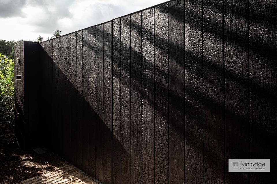 Moderne poort in gebrand hout Sint-Martens-Latem Moderne poort in gebrand hout Sint-Martens-Latem
