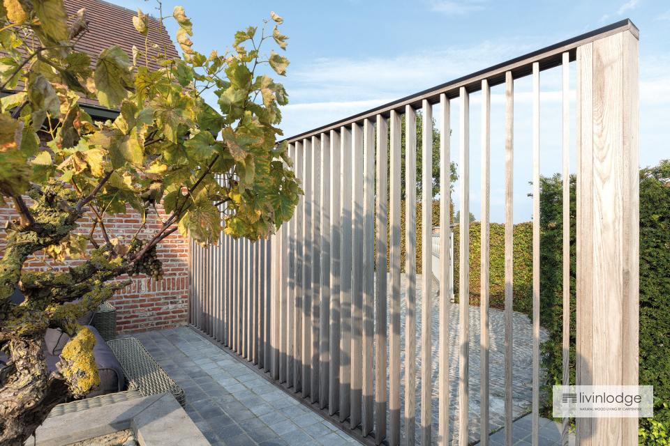 Moderne houten shutters als terrasafscheiding te Meulebeke Moderne houten shutters als terrasafscheiding te Meulebeke