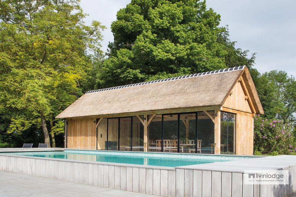 Eiken poolhouse met rieten dak te Grimbergen Eiken poolhouse met rieten dak te Grimbergen