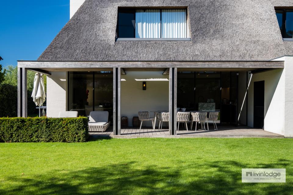 Stijlvol lamellendak als aanbouw voor comfort het hele jaar door Stijlvol lamellendak als aanbouw voor comfort het hele jaar door