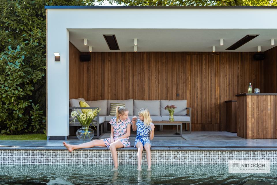 Moderne poolhouse in hout en witte crepi te Schoten Moderne poolhouse in hout en witte crepi te Schoten