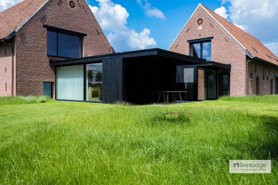 Moderne aanbouw in houtskelet met gebrand hout Moderne aanbouw in houtskelet met gebrand hout