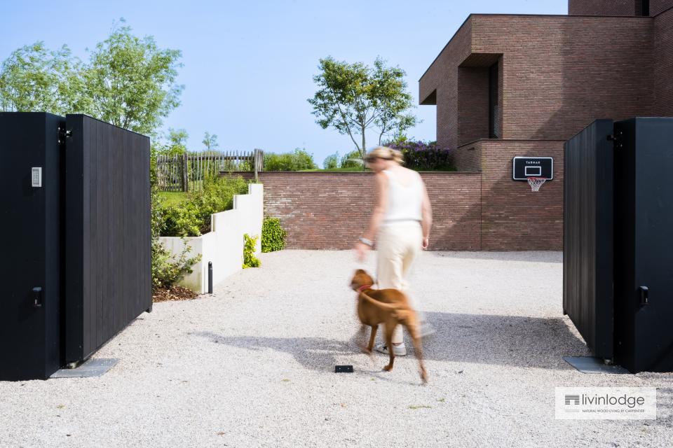 Stijlvolle draaipoort in zwart hout Stijlvolle draaipoort in zwart hout