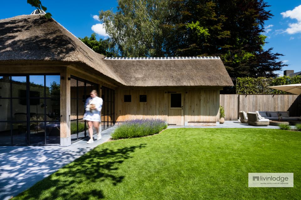 Eiken poolhouse met rieten dak en stalen ramen Eiken poolhouse met rieten dak en stalen ramen