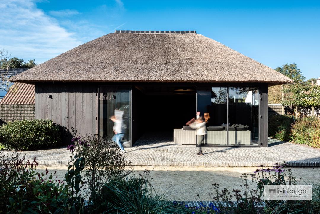 Eiken bijgebouw met rietdak