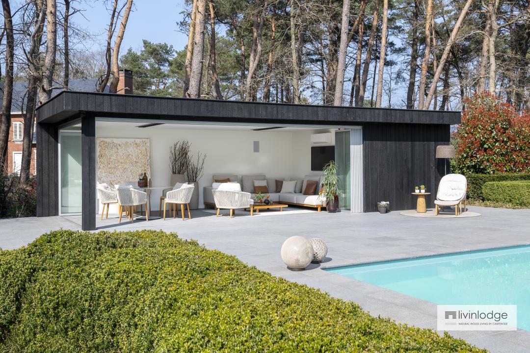 Moderne poolhouse in zwart gebrand hout Moderne poolhouse in zwart gebrand hout
