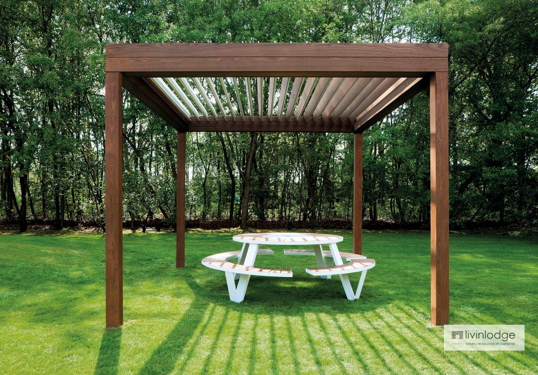 Vrijstaand houten lamellendak in tuin Vrijstaand houten lamellendak in tuin