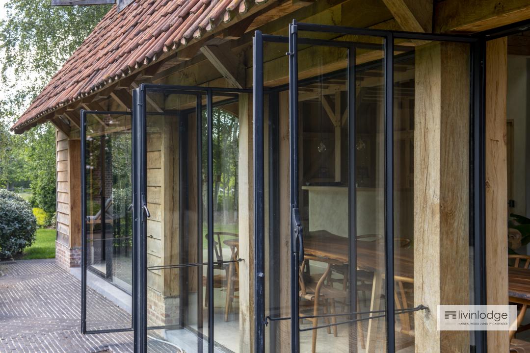 Eiken aanbouw als tuinkantoor Eiken aanbouw als tuinkantoor