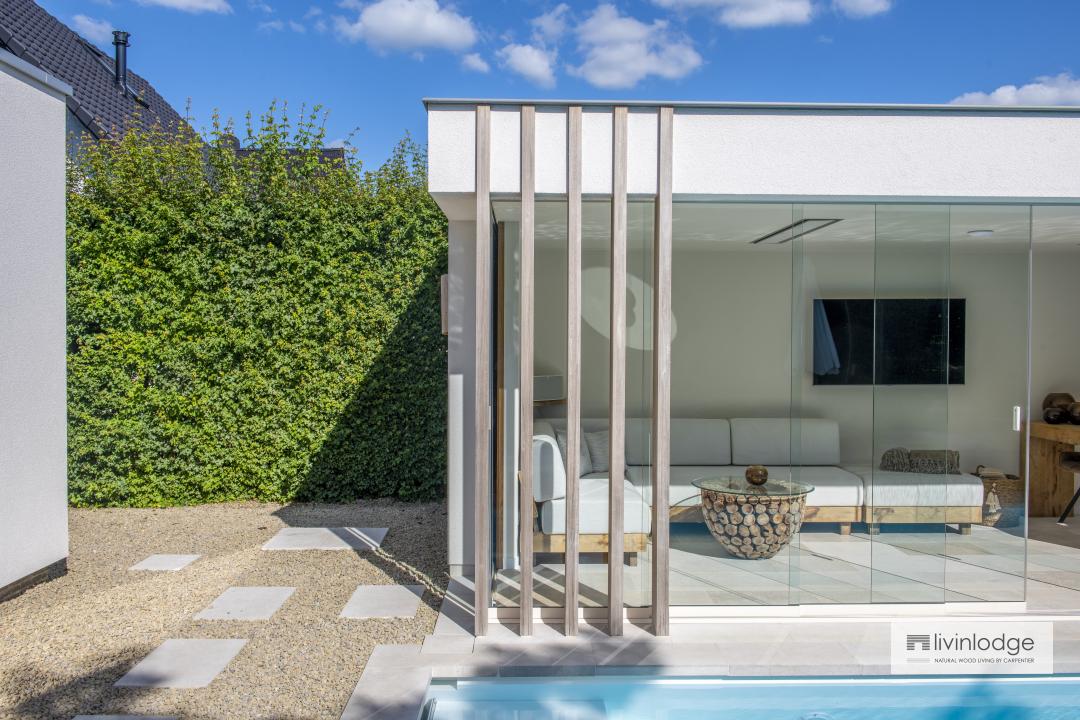 Moderne poolhouse in witte crepi met houtaccenten Moderne poolhouse in witte crepi met houtaccenten