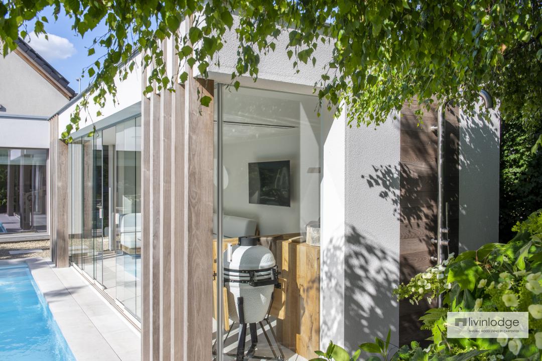 Moderne tuinkamer in crepi met houtaccenten Moderne tuinkamer in crepi met houtaccenten