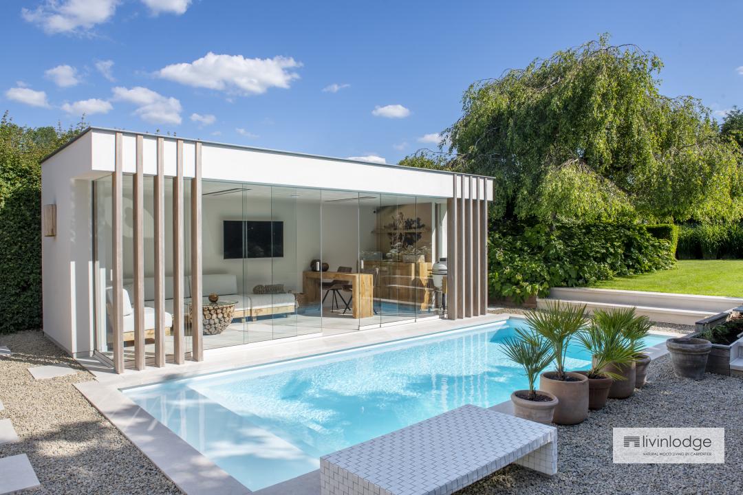 Moderne tuinkamer in crepi met houtaccenten Moderne tuinkamer in crepi met houtaccenten
