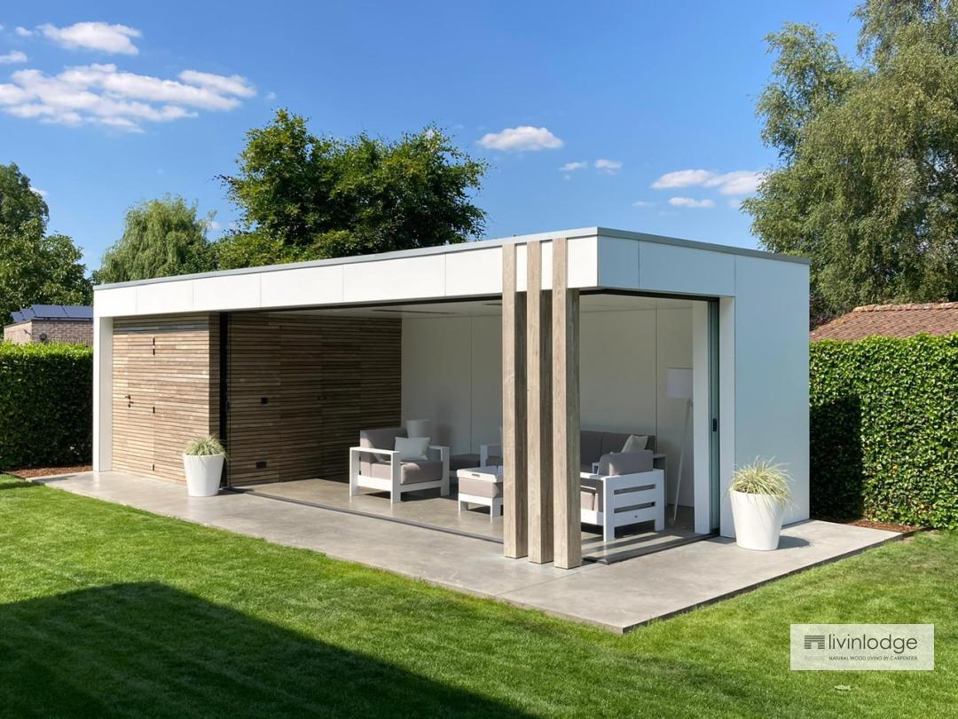 Moderne terrasoverkapping naast tuinberging Moderne terrasoverkapping naast tuinberging