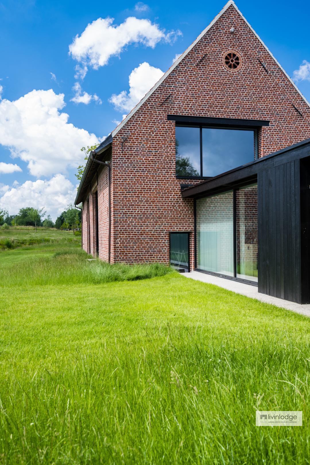 Extension de maison en bois brûlé noir