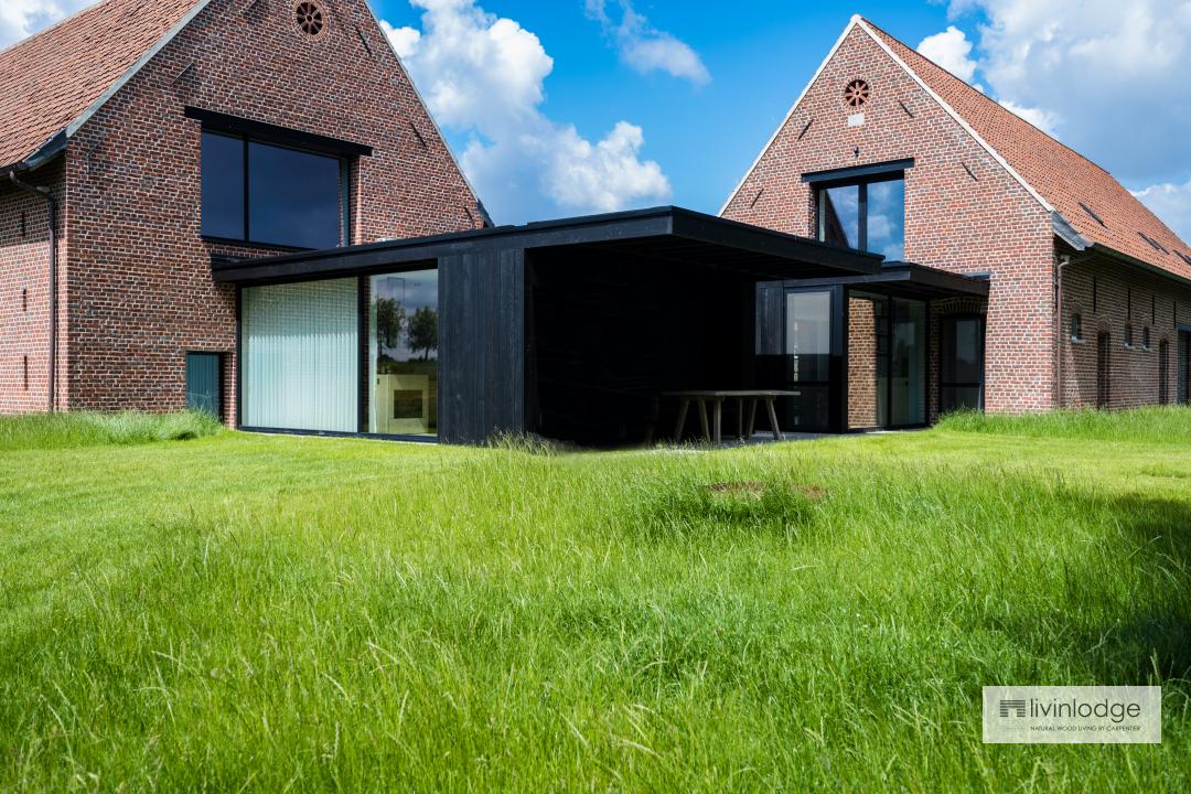 Extension de maison en bois brûlé noir