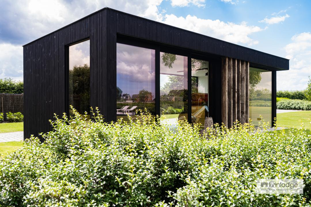 Moderne houten tuinkamer met zwarte afwerking Moderne houten tuinkamer met zwarte afwerking