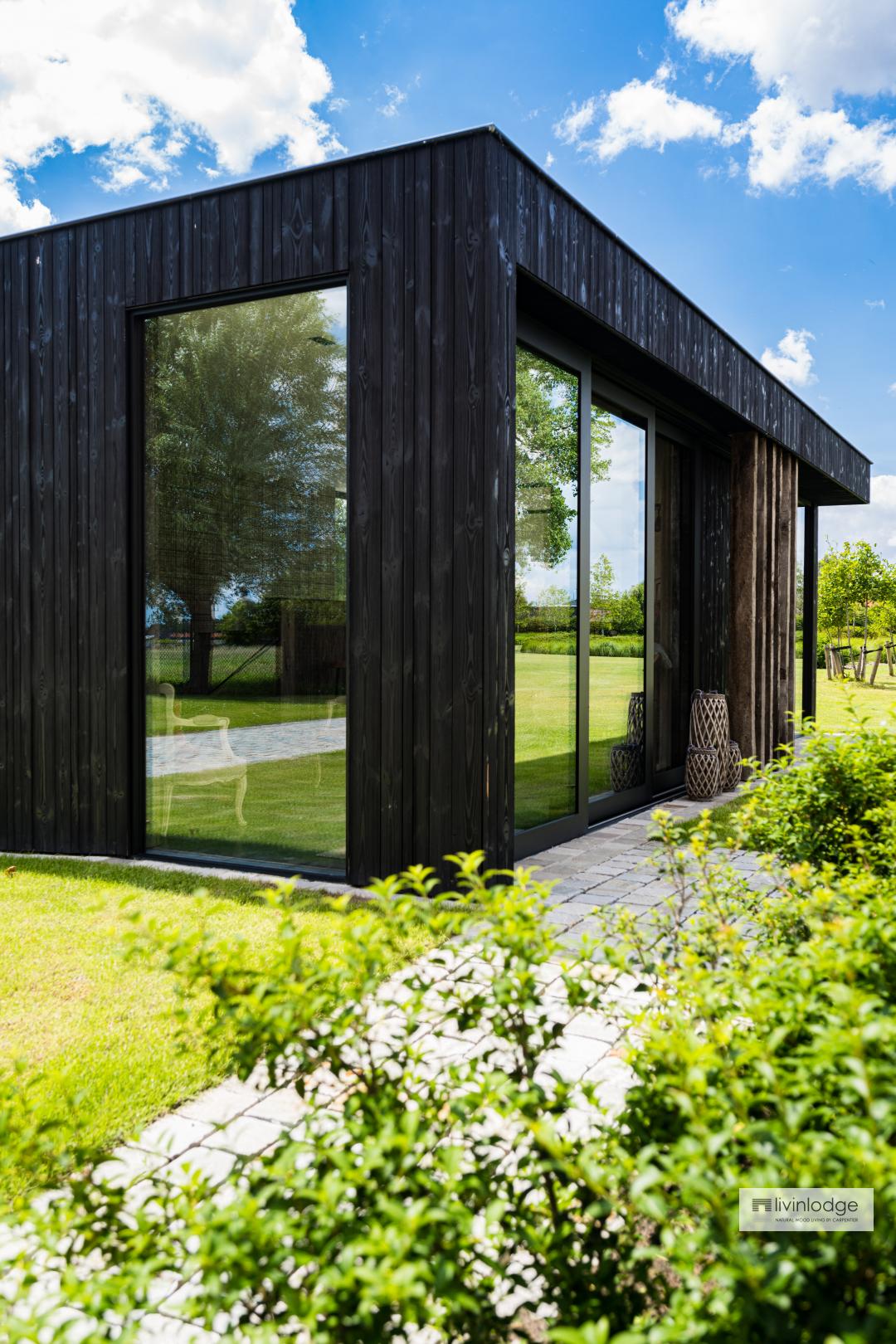 Moderne houten tuinkamer met zwarte afwerking Moderne houten tuinkamer met zwarte afwerking